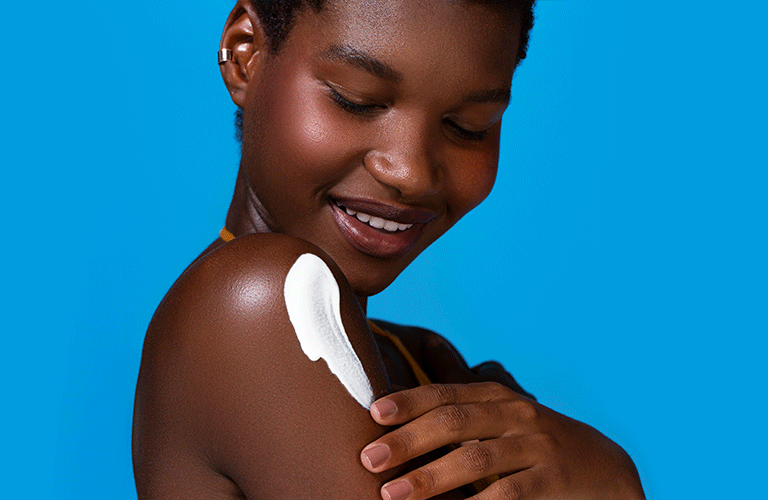 Proteção solar para pele negra: dicas e produtos para não correr ...
