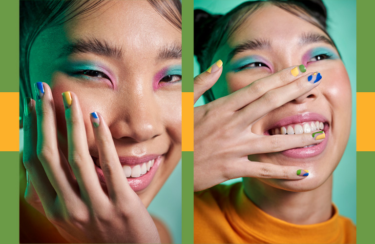 duas imagens de uma mesma mulher sorrindo e mostrando suas unhas em verde e amarelo. Na primeira, ela apoia seu rosto na mão direita, enquanto na segunda ela colocar a mesma mão à frente do nariz e da boca.